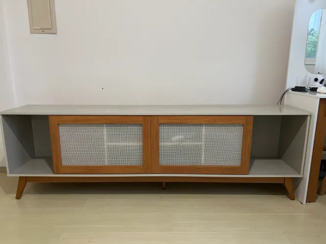 Rack para TV ate 75 polegadas MDF 218cm, pés em madeira maciça, Denver Cinza 