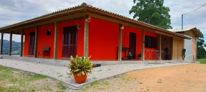 Sítio medindo 4.200 m² Com Casa e Galpão