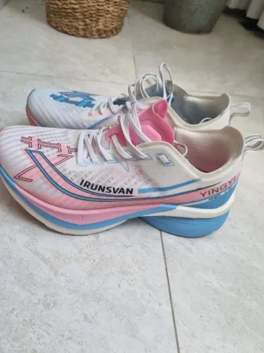 Tênis de corrida com placa de carbono