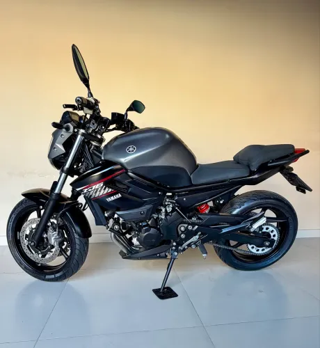 Yamaha XJ6 N 2018 - Cinza