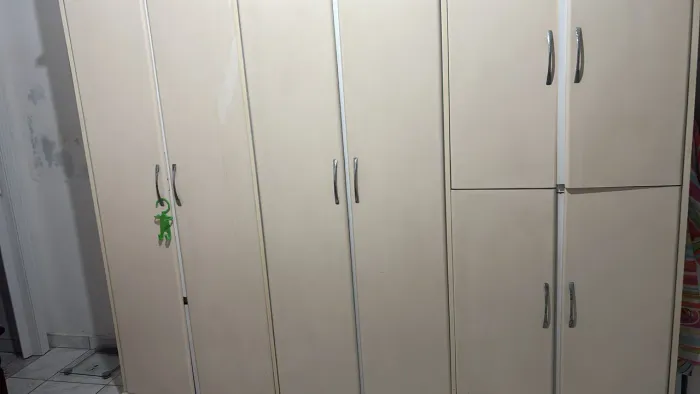 Guarda-roupa casal em madeira