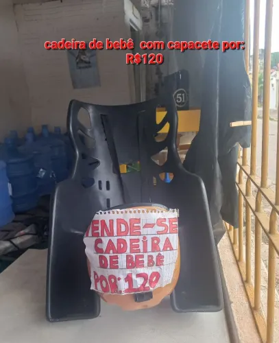 Cadeira de bebê com capacete