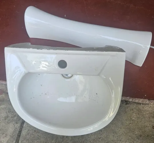 Oportunidade!!! Vendo lavatório com coluna e tanque de louça!!