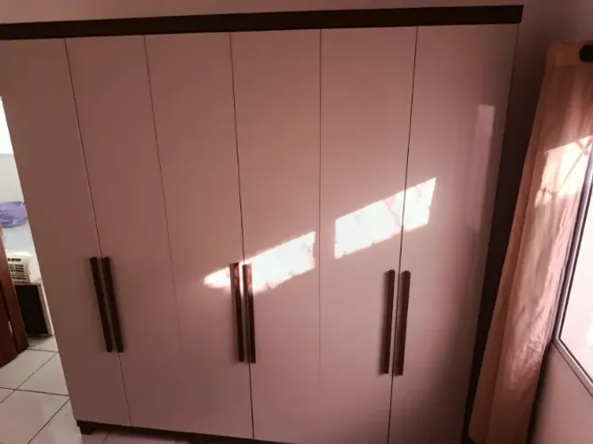Guarda-Roupa Casal 6 Portas Off White / Amadeirado com Gavetas Internas