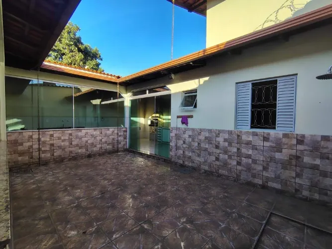 Casa com 264,75 m² 4 quartos sendo 1 suíte 2 vagas de garagem cobertas a venda no Tirol /B