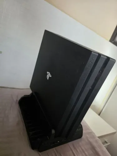 Playstation 4 pro 1 terá 2 controles 2 jogos Fifa 25 e crash e ainda com base