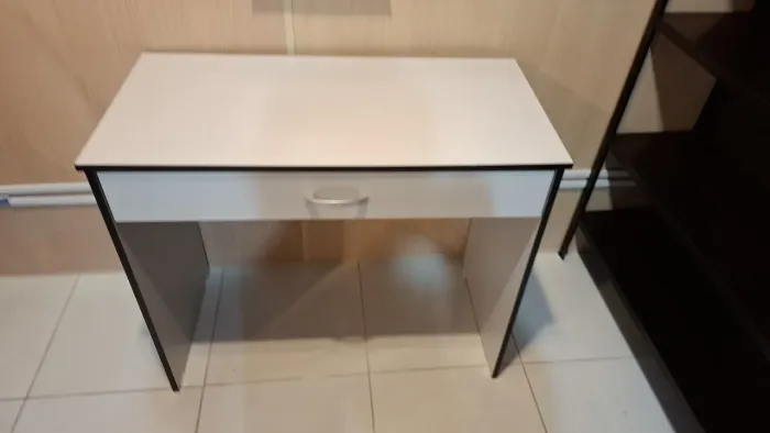 Mesa Escrivaninha Compacta Branca (0,90m) com Gaveta