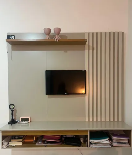 Painel para TV com prateleiras e porta objetos