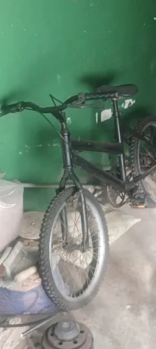 Bicicleta Caloi , aro 20 , pneus bons , conservada.
