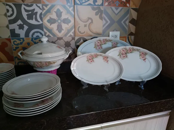 Aparelho de jantar em porcelana Real composto por 30 peças. 