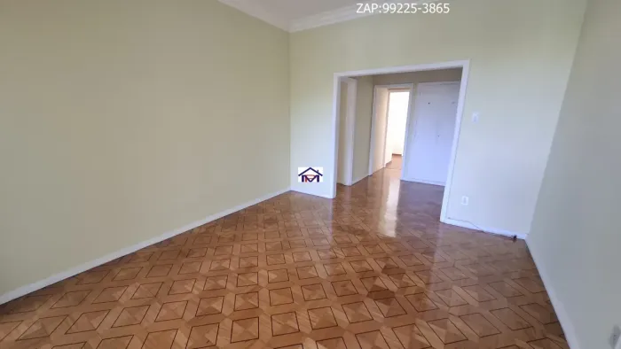 Sol da manhã, frontal, hall de entrada, salão em dois ambiente, piso de parquet paulista,