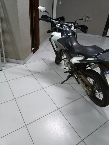 Vendo XRE 300, baixo km