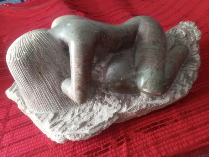 Escultura em pedra sabão assinada