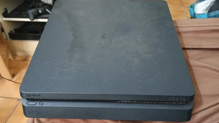 PLAYSTATION 4 SLIM SEM FONTE NO ESTADO. ESTÁ COM DRIVE E HD DE 1TERA.