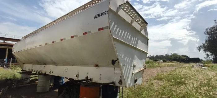 CARROCERIA TIPO SILO GRANELEIRO PARA TRANSPORTE DE RAÇÃO