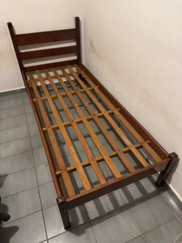 Cama solteiro de madeira