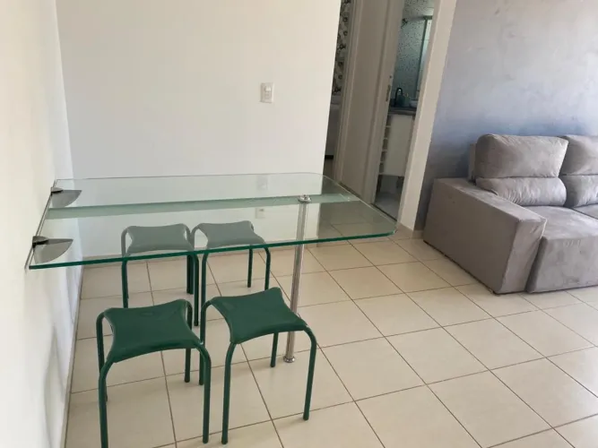 Mesa de vidro com 4 banquetas 