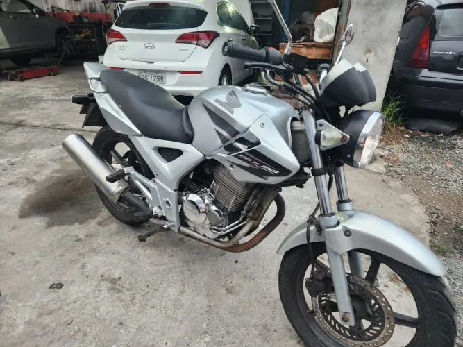 CBX Twister 250 2005 com 37km rodados
