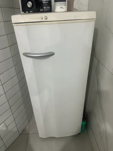 Vendo geladeira funcionando tudo . Sem defeito 
