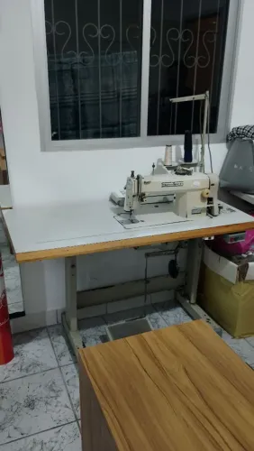 Máquina de costura reta