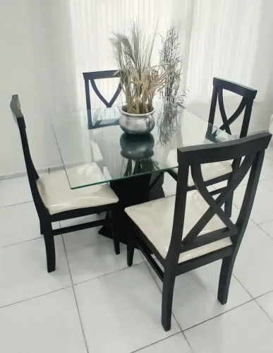Mesa de Madeira com 4 Cadeiras
