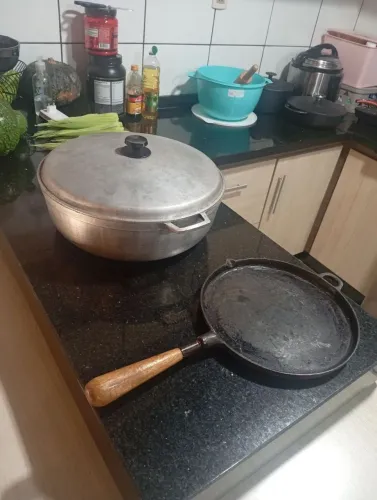 Frigideira de Ferro Fundido e Panela de 15 Litros de Alumínio Fundido.