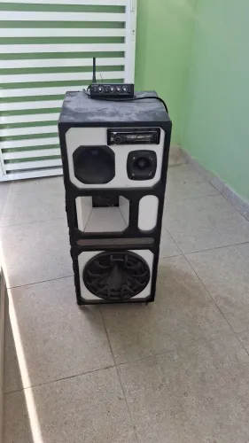 Caixa de som amplificada