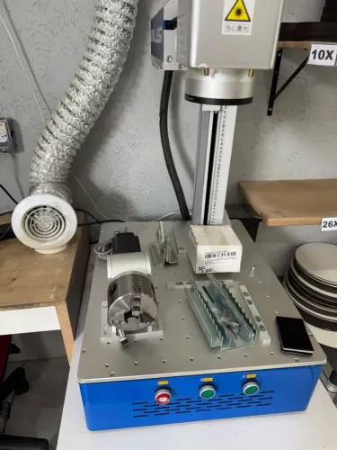 Máquina Gravação Laser Fibra 30W Completa + Eixo Rotativo, Mesa Giratória e Gabaritos