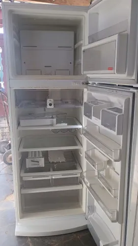 Vendo geladeira Brastemp 500 litros é 220.congelando muito bem em cima e embaixo gelando