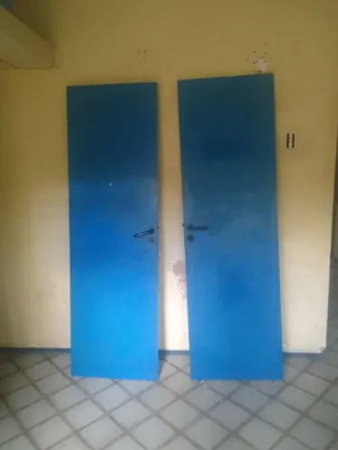 Porta de madeira maciça _ 65 cm de largura / 2 m 10 de altura _ 80,00 reais