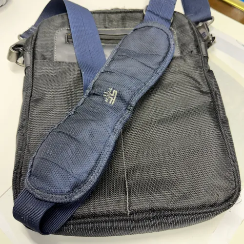 Bolsa tira colo Unissex medindo 23X30x7cm diversas divisões toda nylon reforçado forrada