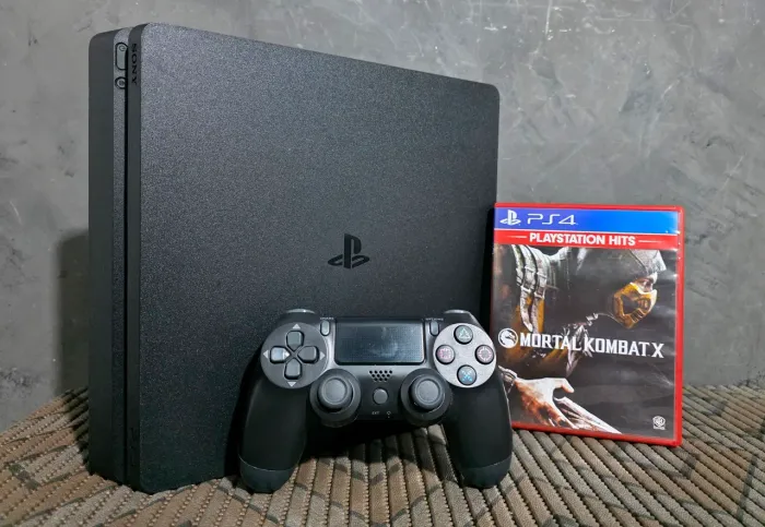 PS4 Slim 1TB/ 1 Controle/ 1 Jogo
