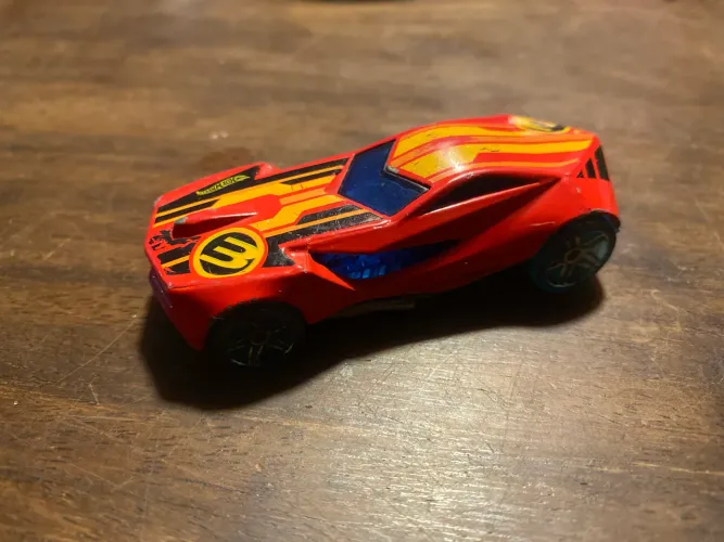 Hot Wheels Urban Agent 2008 vermelho com rodinhas azuis