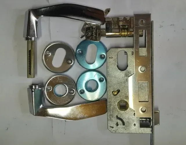 conjunto fechadura papaiz externa 40mm + maçaneta mz 30 + rosetas cromadas