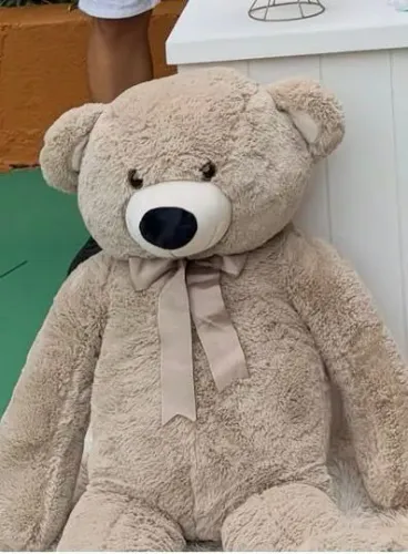 Urso gigante ideal para enfeitar quartos ou decorações de festas em excelente estado uso