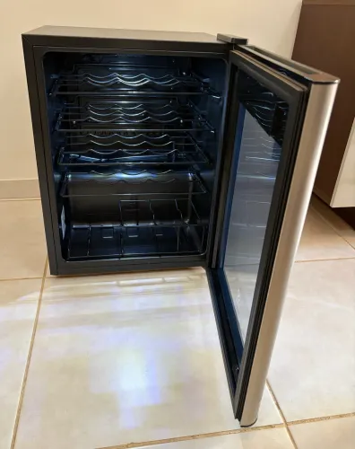 Adega Electrolux 24 vinhos - igual nova