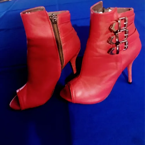 Bota vermelha  couro legítimo número 34/35  