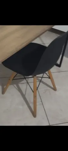 1 cadeira com pés de madeira