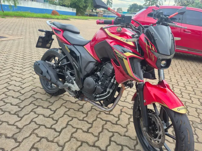 Moto Fazer 250 2023 conservada