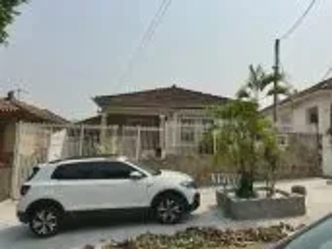 Casa Linear Centro de Terreno em Rua Fechada junto Dias da Cruz
