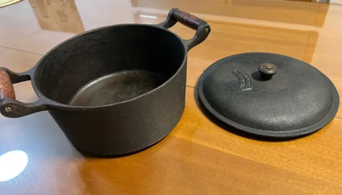 Panela de ferro fundido rústica com alças e pomel de madeira