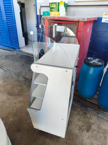 Móvel com vitrine e gaveta de caixa