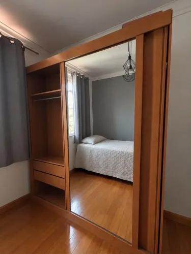 Guarda Roupa de casal com espelho 