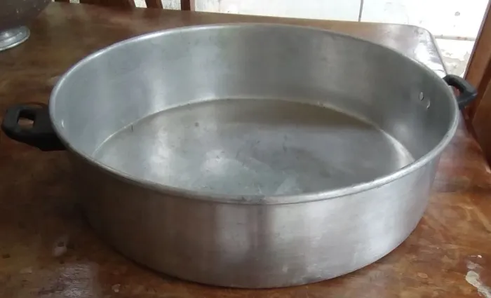 Panela / Caçarola de alumínio com diâmetro de 40 cm e 10 cm de altura.