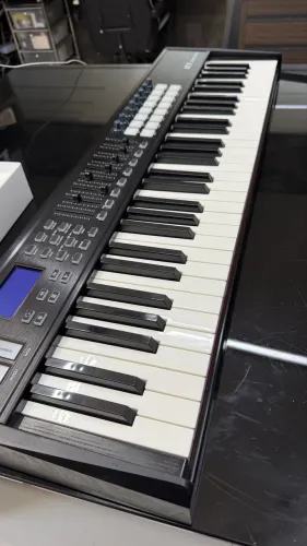 Controlador KFX SW61 Pro tecla semi pesada