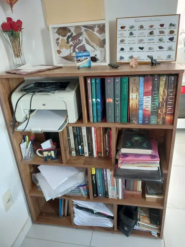 Estante de livros marrom 