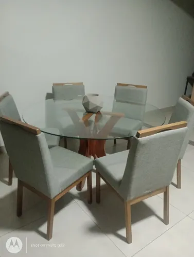 Mesa redonda (não acompanha as cadeiras) medindo 1,40