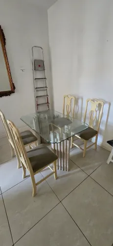Mesa de vidro boleado com pés em mármore bege bahia com 4 cadeiras