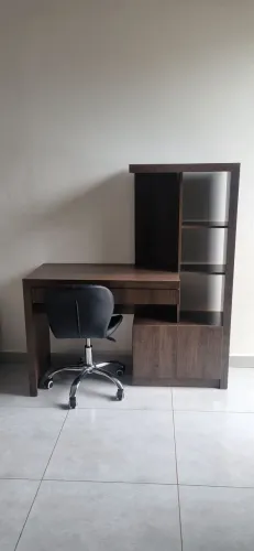 Mesa escrivaninha junto com cadeira