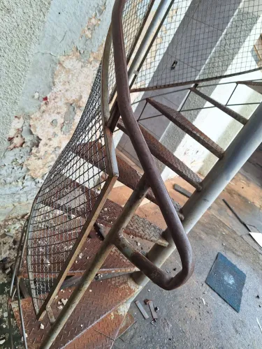 Vendo escada espiral.